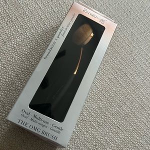 The crème shop. The oval OMG BRUSH brand new in box